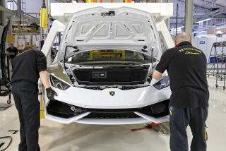 Illustration for article titled El minucioso proceso de construir un Lamborghini, foto a foto